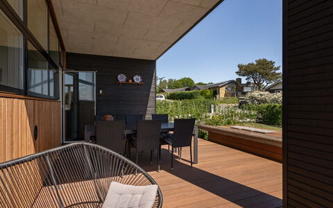Karitte - 300M from the Sea: Holz, Zuhause, Veranda, Deck, Hartholz, Dach, Holzbeize, Holzboden, Eco Hotel