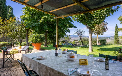 Maria Gabriella Home & Cottage: Möbel, Gartenmöbel, Stuhl, Garten, Schatten, Tisch Im Freien, Eco Hotel, Garten, Küche & Esszimmer Tisch, Landscaping
