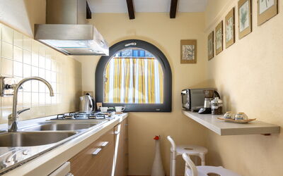 Cottage: Interior Design, Küche, Countertop, Küchengerät, Major Appliance, Zuhause, Fussboden, Zimmer, Decke, Haushaltsgerät