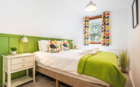 Pine Needle Lodge: Interior Design, Möbel, Bett, Schlafzimmer, Decke, Flooring, Bettdecke, Bedding, Textil, Linens