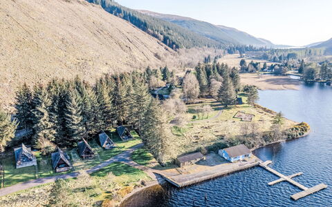 Pine Needle Lodge: Landschaft, Wasserlauf, Bank, See, Ländliches Gebiet, Kanal, See, Reservoir, Hütte, Lärche