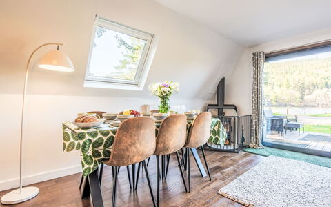 Pine Needle Lodge: Möbel, Interior Design, Holz, Flooring, Zuhause, Stuhl, Decke, Fussboden, Beleuchtung, Tabelle