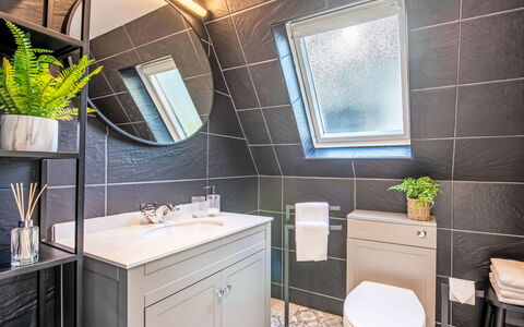 Pine Needle Lodge: Interior Design, Flooring, Armatur, Fussboden, Badezimmer, Toilette, Installation, Light Fixture, Sinken, Decke