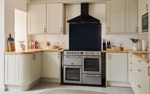 Tigh Na Bruthaich: Küchengerät, Küche, Major Appliance, Haushaltsgerät, Countertop, Herd, Flooring, Cabinetry, Interior Design, Herd