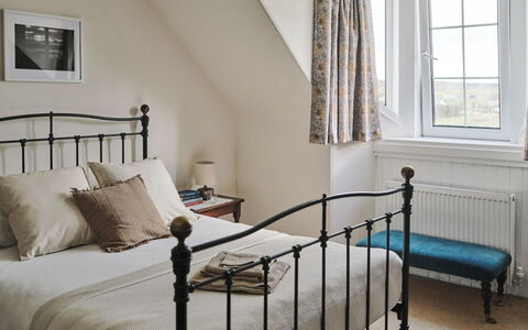 Tigh Na Bruthaich: Bett, Möbel, Bedding, Interior Design, Schlafzimmer, Wand, Bettdecke, Holz, Fussboden, Flooring
