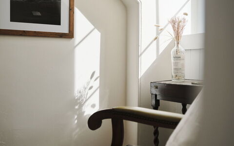Tigh Na Bruthaich: Interior Design, Zimmer, Formen, Bilderrahmen, Design, Lampe, Zimmerpflanze, Noch Leben Fotografie, Vase