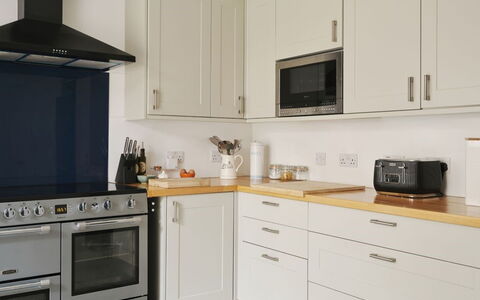 Tigh Na Bruthaich: Küche, Countertop, Cabinetry, Küchengerät, Major Appliance, Holz, Flooring, Interior Design, Möbel, Schublade