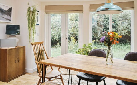 Tigh Na Bruthaich: Möbel, Interior Design, Flooring, Tabelle, Fussboden, Esszimmer, Stuhl, Holz, Küche & Esszimmer Tisch, Zimmer