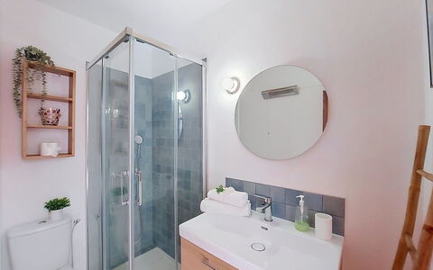 Le Barcarès 255: Badezimmer, Armatur, Interior Design, Flooring, Fussboden, Bad Sink, Toilette, Badezimmerschrank, Spiegel, Installation