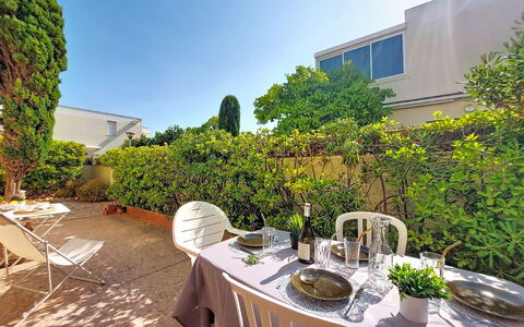 Le Barcarès 255: Strauch, Garten, Landscaping, Garten, Stuhl, Schatten, Hazienda, Hinterhof, Gartenmöbel, Hof