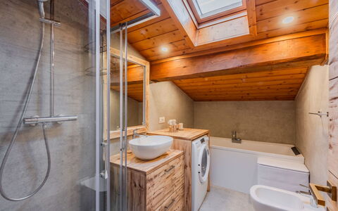 Mansarda in Legno San Rocco: Flooring, Fussboden, Armatur, Holz, Interior Design, Decke, Zimmer, Zapfhahn, Installation, Badezimmer