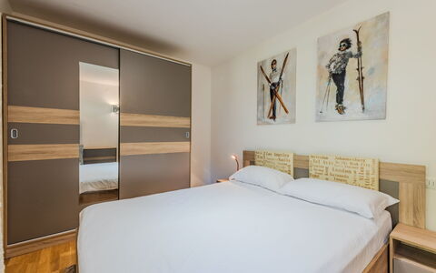 Al Parco: Bett, Möbel, Interior Design, Schlafzimmer, Flooring, Fussboden, Bedding, Holz, Bettdecke, Zimmer