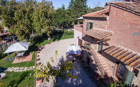 The Tuscan Retreat Spa: Wohngebiet, Strauch, Zuhause, Urban Design, Garten, Estate, Hazienda, Garten, Landscaping, Schatten