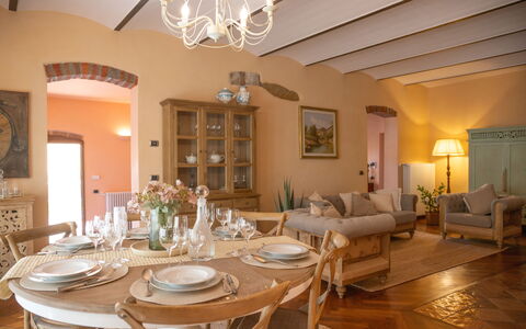 The Tuscan Retreat Spa: Möbel, Interior Design, Stuhl, Tabelle, Flooring, Holz, Fussboden, Zimmer, Esszimmer, Küche & Esszimmer Tisch