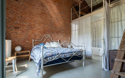 Villa Poggio Zucchino, Pool, Wellness, Piacenza: Möbel, Schlafzimmer, Interior Design, Bett, Bettrahmen, Fussboden, Beleuchtung, Flooring, Bedding, Bettdecke