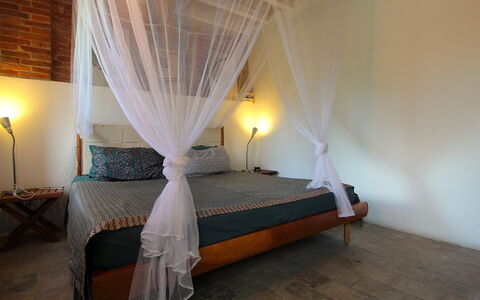 Villa Poggio Zucchino, Pool, Wellness, Piacenza: Bett, Schlafzimmer, Möbel, Interior Design, Holz, Bedding, Fussboden, Bettdecke, Linens, Flooring
