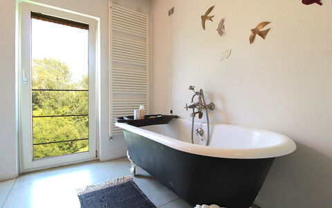 Villa Poggio Zucchino, Pool, Wellness, Piacenza: Interior Design, Armatur, Badewanne, Installation, Badezimmer, Zapfhahn, Zimmerpflanze