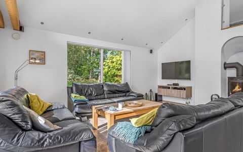 Talitha - 40M from the Sea: Möbel, Holz, Interior Design, Couch, Flooring, Wohnzimmer, Decke, Fussboden, Zimmer, Zuhause