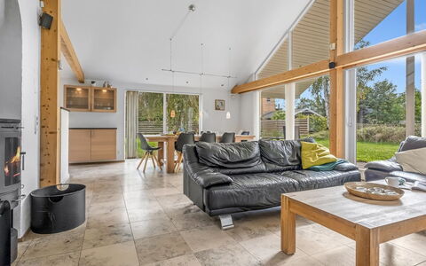 Talitha - 40M from the Sea: Flooring, Holz, Interior Design, Decke, Fussboden, Couch, Wohnzimmer, Möbel, Holzboden, Hartholz
