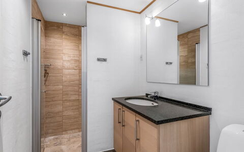 Talitha - 40M from the Sea: Armatur, Flooring, Interior Design, Sinken, Badezimmer, Fussboden, Bad Sink, Zapfhahn, Badezimmerschrank, Installation
