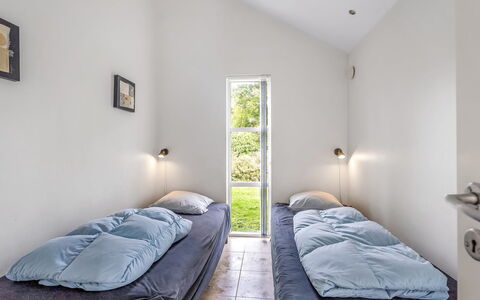 Talitha - 40M from the Sea: Decke, Fussboden, Schlafzimmer, Flooring, Bett, Bedding, Bettdecke, Bettrahmen, Daylighting, Matratze