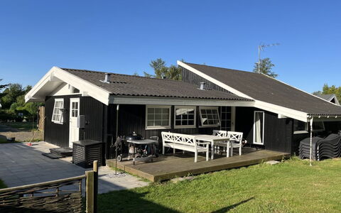 Effy - 600M from the Sea: Dach, Haus, Zuhause, Hütte, Tür, Abstellgleis, Deck, Veranda, Planke, Hartholz