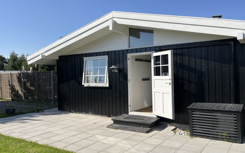 Effy - 600M from the Sea: Dach, Haus, Zuhause, Hütte, Tür, Abstellgleis, Deck, Veranda, Planke, Hartholz