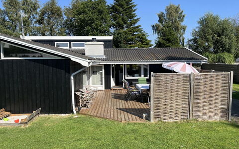 Effy - 600M from the Sea: Dach, Haus, Zuhause, Hütte, Tür, Abstellgleis, Deck, Veranda, Planke, Hartholz