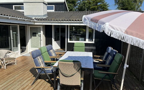 Effy - 600M from the Sea: Dach, Haus, Zuhause, Hütte, Tür, Abstellgleis, Deck, Veranda, Planke, Hartholz