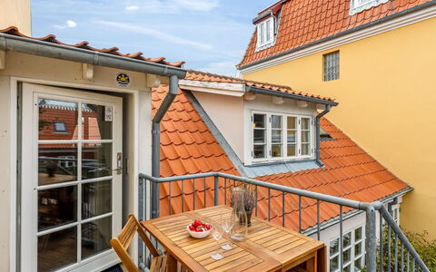 Edel - 250M from the Sea: Tür, Holzbeize, Balkon, Deck, Zimmerpflanze, Hartholz, Blumentopf, Gartenmöbel, Geländer, Daylighting