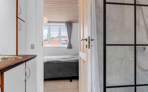 Edel - 250M from the Sea: Holz, Flooring, Fussboden, Interior Design, Schlafzimmer, Decke, Zimmer, Bett, Wohnung, Holzbeize