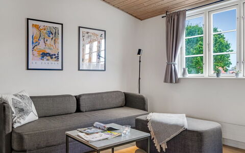 Edel - 250M from the Sea: Möbel, Interior Design, Couch, Flooring, Fussboden, Holz, Wohnzimmer, Zimmer, Tabelle