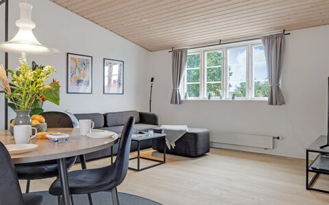 Edel - 250M from the Sea: Möbel, Interior Design, Couch, Flooring, Holz, Decke, Wohnzimmer, Fussboden, Zimmer, Tabelle