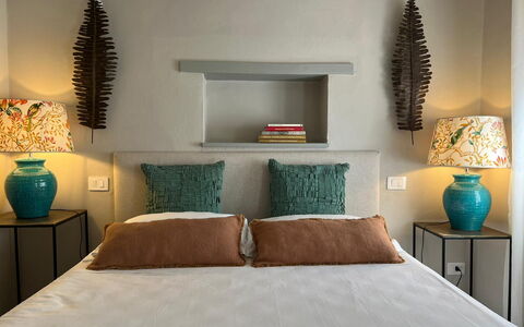 Guelfa 60: Möbel, Bett, Interior Design, Schlafzimmer, Bedding, Wand, Bettdecke, Kissen, Linens, Zimmer