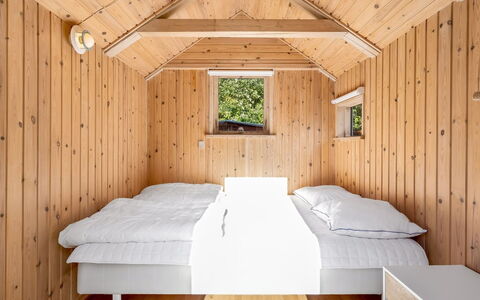 Winder - 925M from the Sea: Holz, Schlafzimmer, Bett, Interior Design, Fussboden, Decke, Holzbeize, Hartholz, Bedding, Zimmer