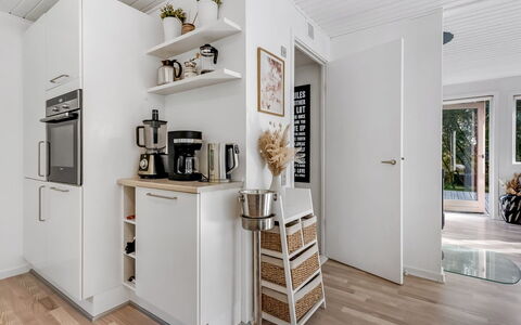 Winder - 925M from the Sea: Interior Design, Flooring, Möbel, Holz, Fussboden, Küchengerät, Countertop, Major Appliance, Küche, Cabinetry
