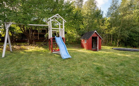 Winder - 925M from the Sea: Spielplatz Rutsche, Spielmittel, Garten, Rasen, Hinterhof, Rutsche, Gartenbauten, Landscaping, Garten, Park