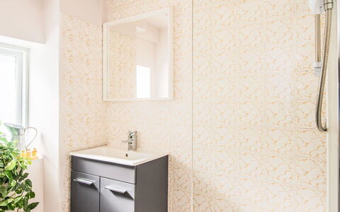 Highland Cottage: Flooring, Interior Design, Fussboden, Armatur, Badezimmer, Badezimmerschrank, Decke, Fliese, Installation, Zimmer