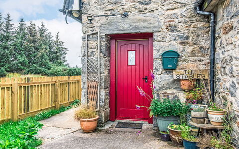 Highland Cottage: Wohnung, Estate, Garten, Rasen, Landscaping, Balkon, Villa