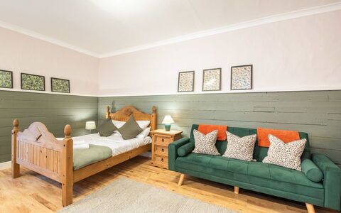 Highland Garden Room (No Kitchen): Möbel, Interior Design, Flooring, Fussboden, Holz, Bett, Schlafzimmer, Decke, Zimmer, Beleuchtung