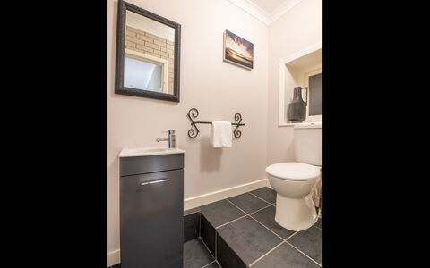 Highland View: Toilleten Sitz, Badezimmer, Toilette, Flooring, Armatur, Fussboden, Interior Design, Badezimmerschrank, Installation, Sinken