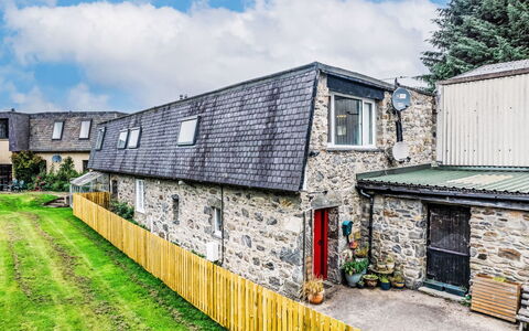 Highland View: Wohnung, Estate, Garten, Rasen, Landscaping, Balkon, Villa