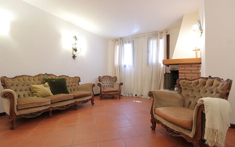 Villa Rosa Apartment: Interior Design, Flooring, Möbel, Fussboden, Holz, Decke, Couch, Zimmer, Wohnzimmer, Beleuchtung