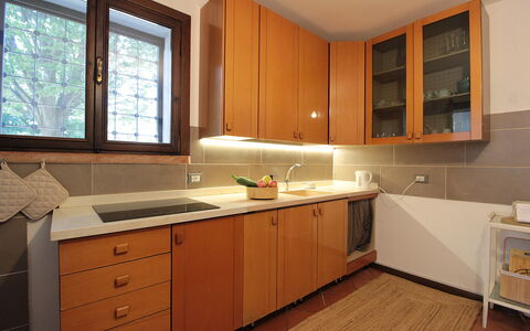 Villa Rosa Apartment: Countertop, Cabinetry, Küche, Holz, Flooring, Interior Design, Spüle, Küchengerät, Sinken, Schrank