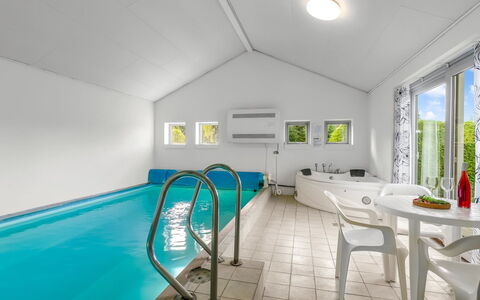 Mainio - 800M from the Sea: Interior Design, Möbel, Flooring, Decke, Fussboden, Resort, Stuhl, Hotel, Schwimmbad, Zimmerpflanze