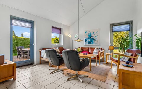 Mainio - 800M from the Sea: Möbel, Interior Design, Flooring, Fussboden, Stuhl, Holz, Decke, Tabelle, Couch, Wohnzimmer