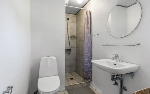 Mainio - 800M from the Sea: Toilleten Sitz, Toilette, Armatur, Badezimmer, Flooring, Wand, Fussboden, Interior Design, Bad Sink, Sinken