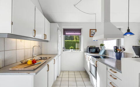 Mainio - 800M from the Sea: Küche, Interior Design, Countertop, Flooring, Decke, Küchengerät, Fussboden, Major Appliance, Light Fixture, Cabinetry