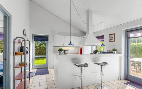 Mainio - 800M from the Sea: Interior Design, Flooring, Möbel, Küche, Decke, Fussboden, Light Fixture, Stuhl, Zuhause, Beleuchtung