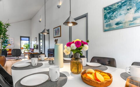 Mainio - 800M from the Sea: Möbel, Interior Design, Zuhause, Flooring, Tabelle, Küche & Esszimmer Tisch, Stuhl, Fussboden, Wohnzimmer, Decke